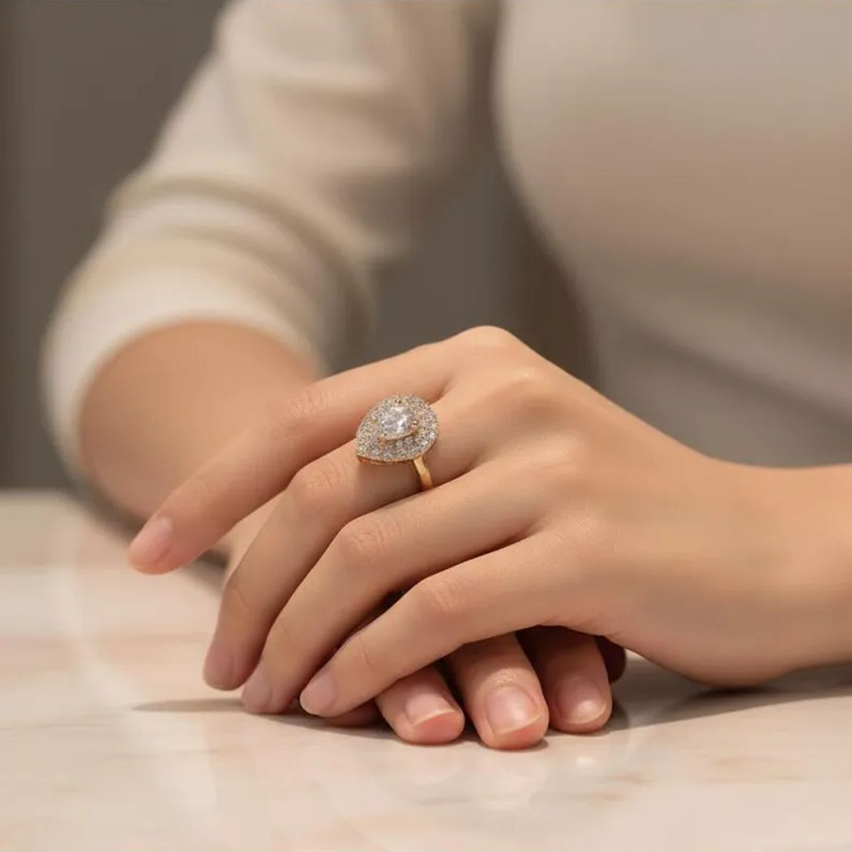 VERAMOREST - Anillo Gota De Encanto Dorado Con Zirconias- Veramorest