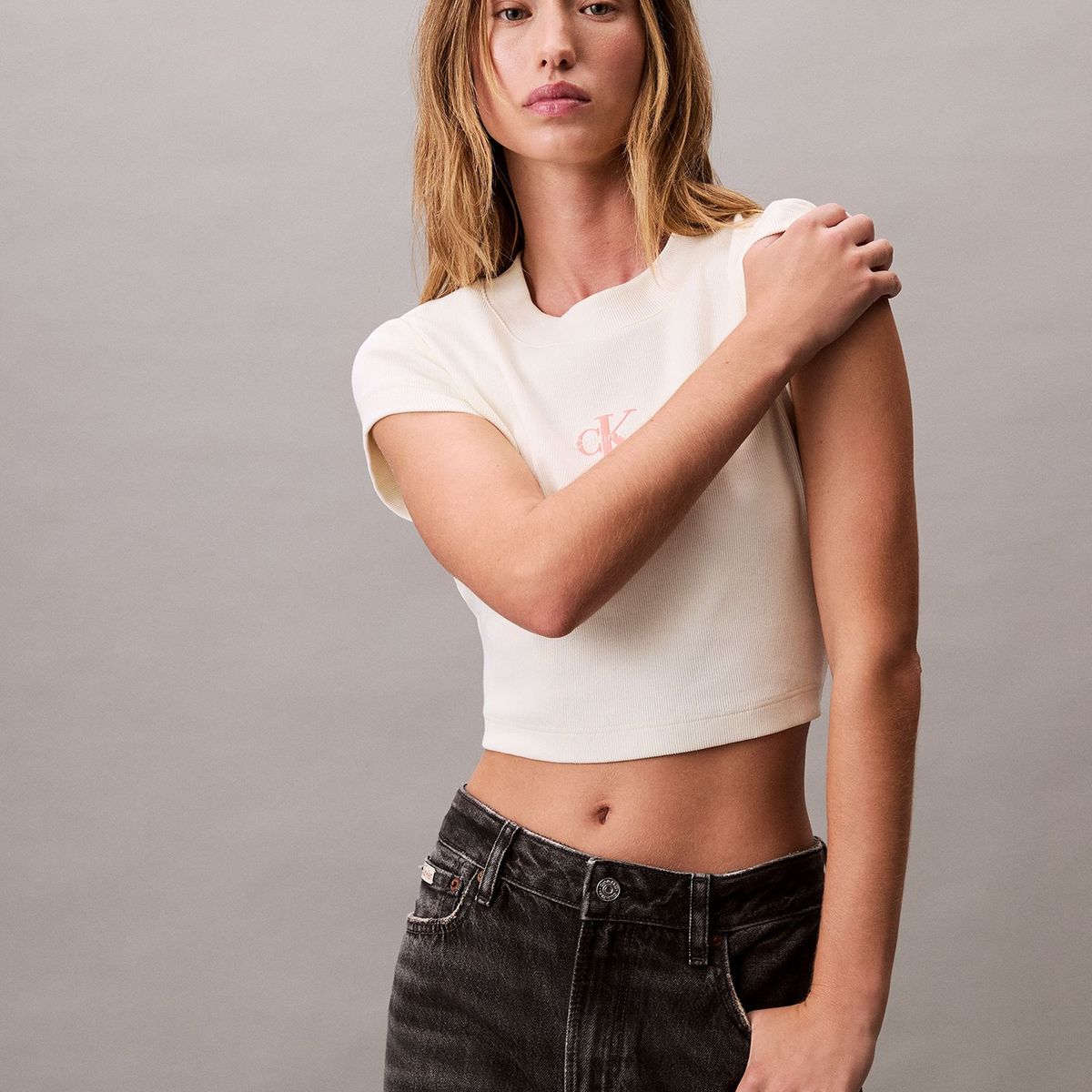 CALVIN KLEIN - Camiseta beige ajustada con monograma Calvin Klein