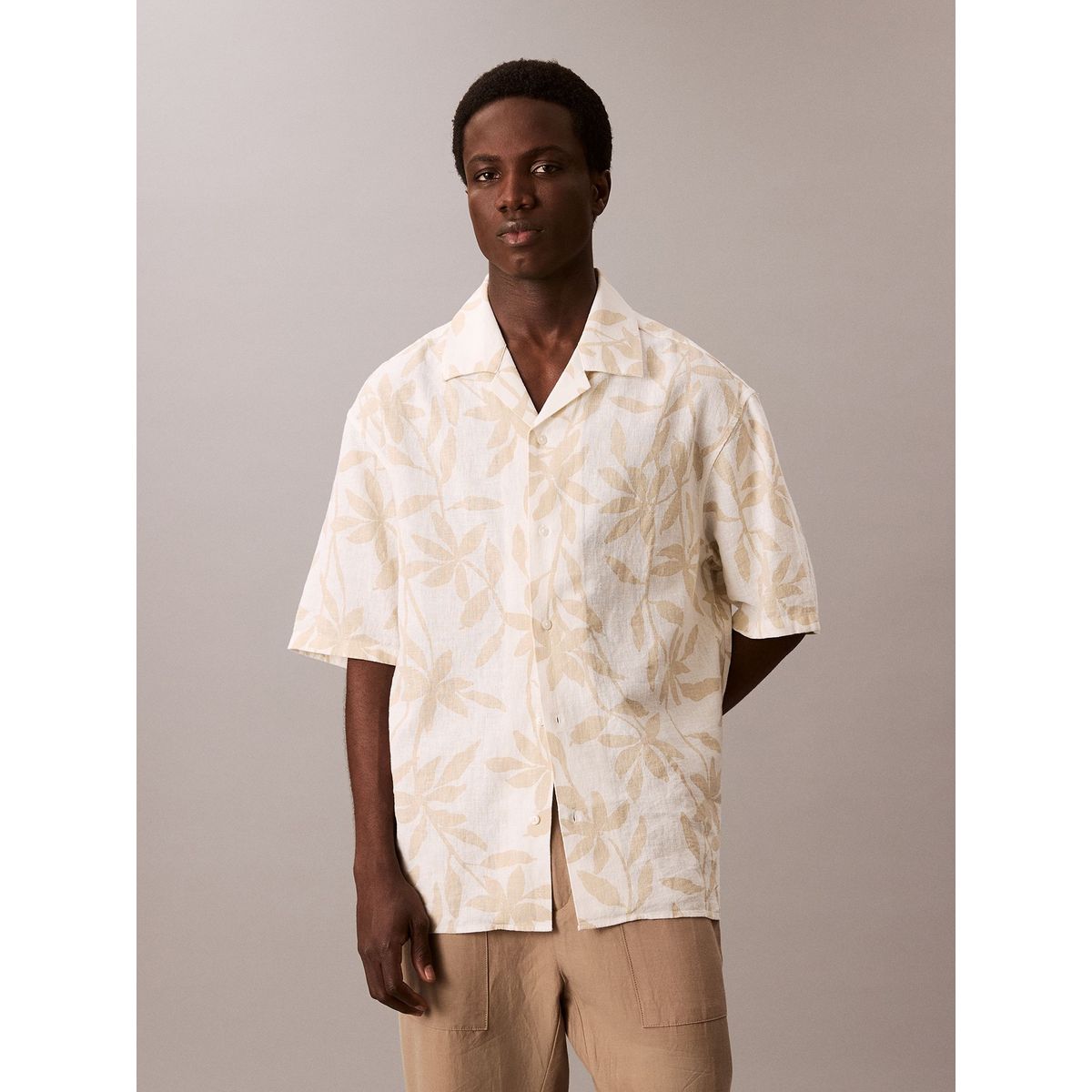 CALVIN KLEIN - Camisa beige relaxed con monograma Calvin Klein