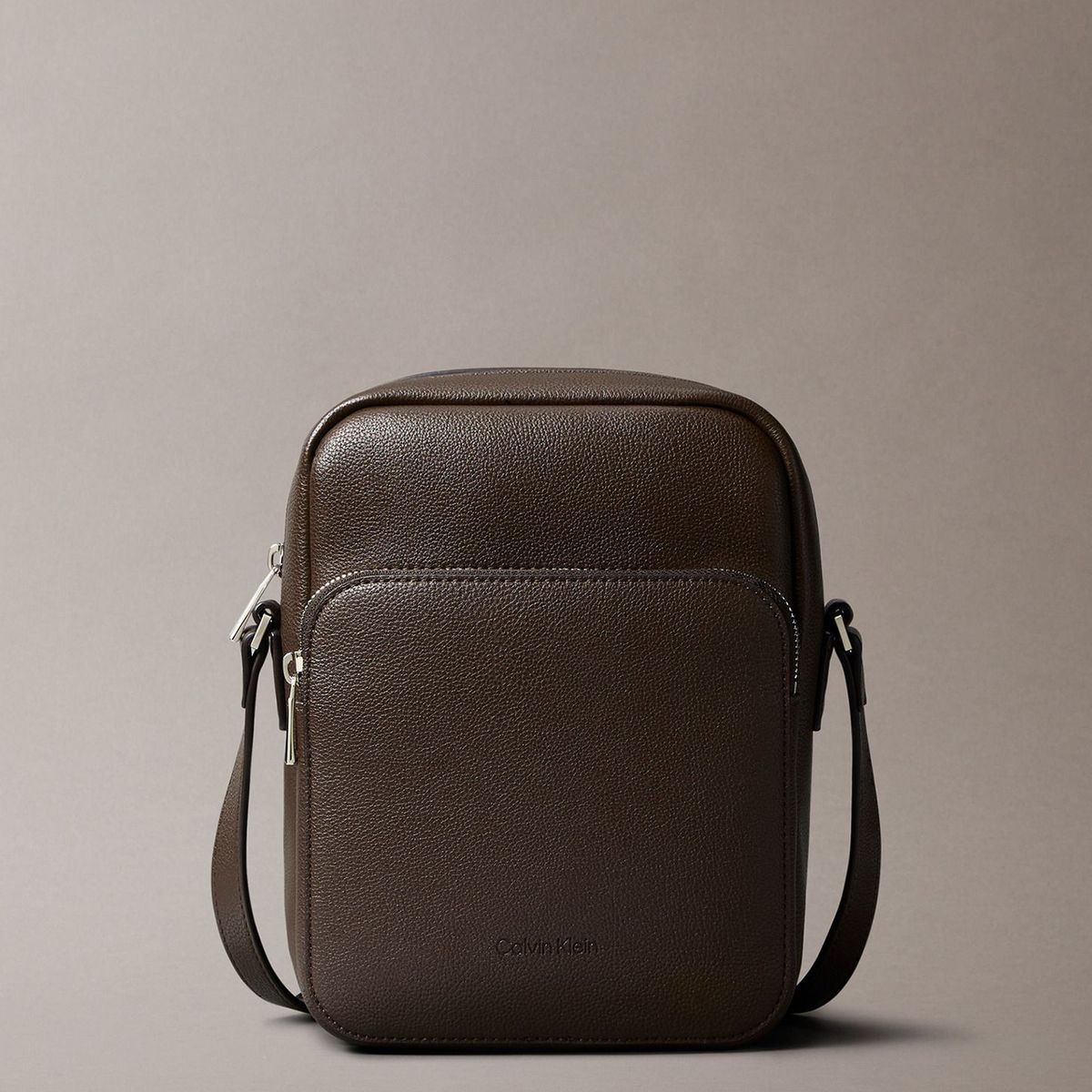 CALVIN KLEIN - Bolso chocolate cruzado pequeña Calvin Klein
