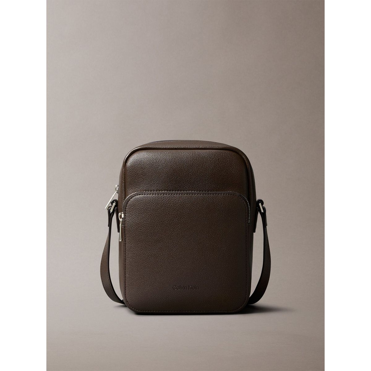 CALVIN KLEIN - Bolso chocolate cruzado pequeña Calvin Klein