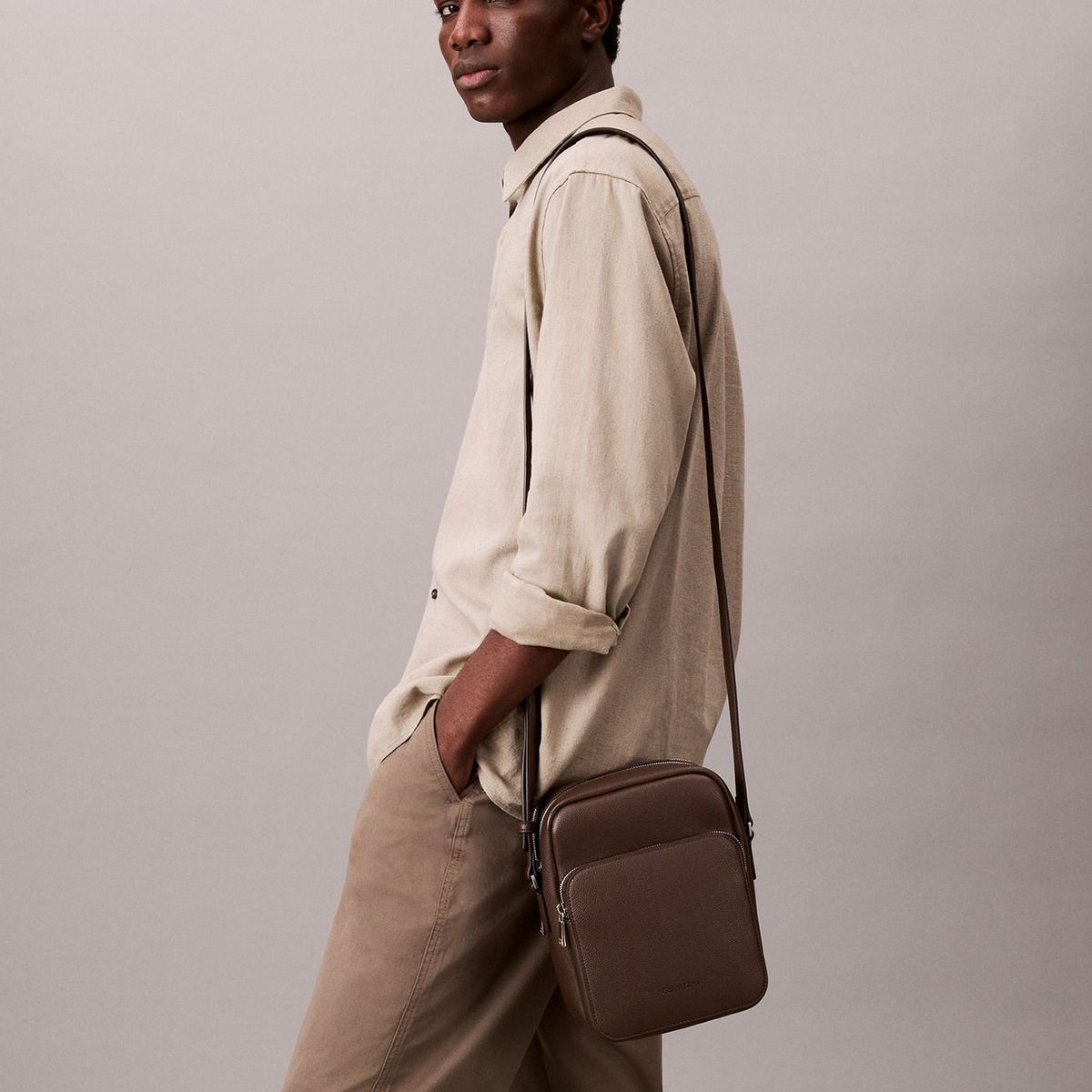 CALVIN KLEIN - Bolso chocolate cruzado pequeña Calvin Klein