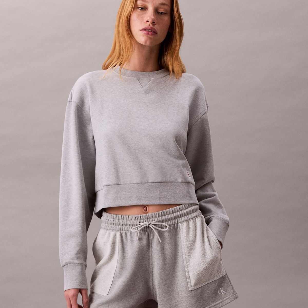 CALVIN KLEIN - Saco gris cropped con logo en insignia Calvin Klein