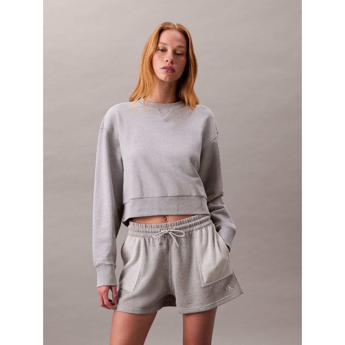 CALVIN KLEIN - Saco gris cropped con logo en insignia Calvin Klein