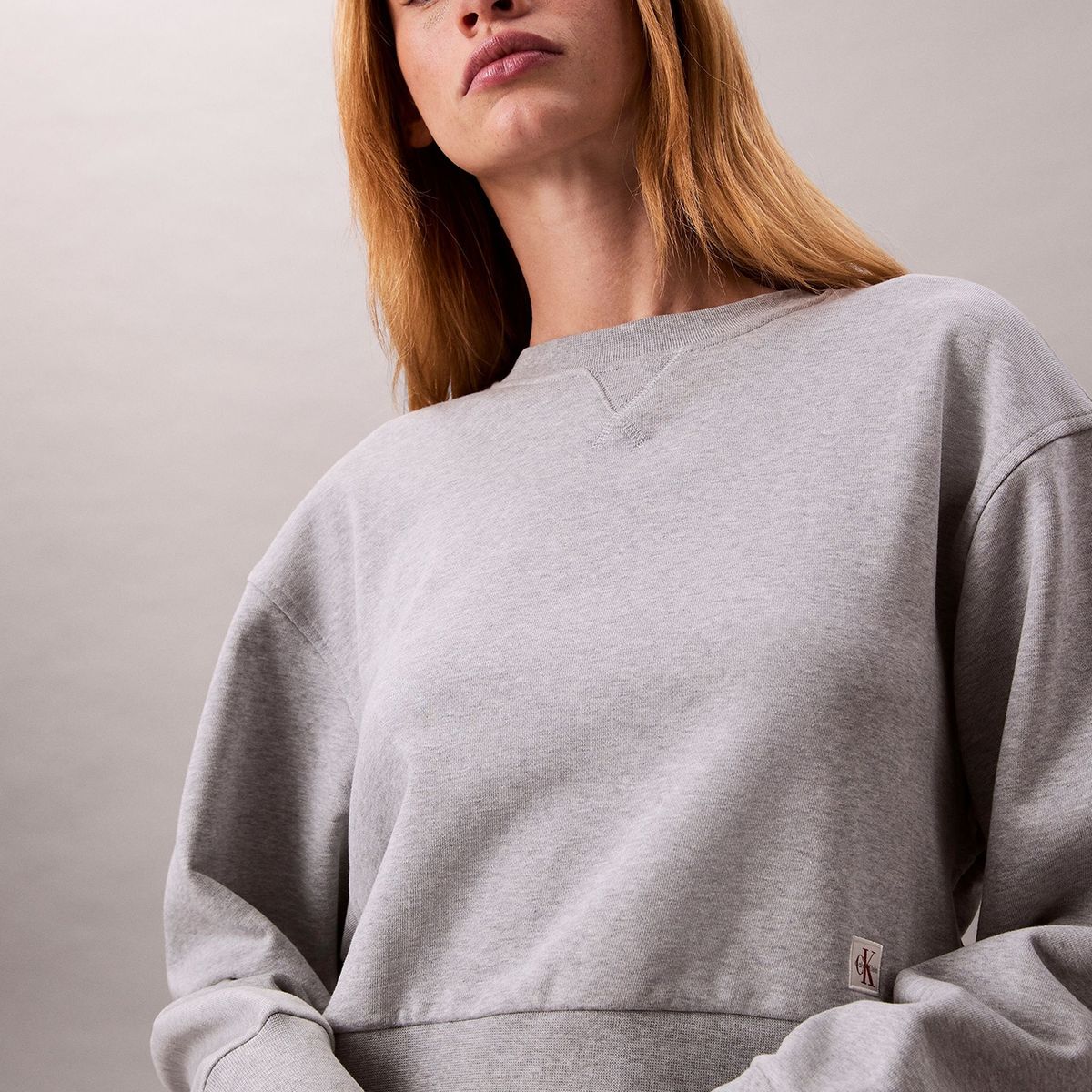 CALVIN KLEIN - Saco gris cropped con logo en insignia Calvin Klein