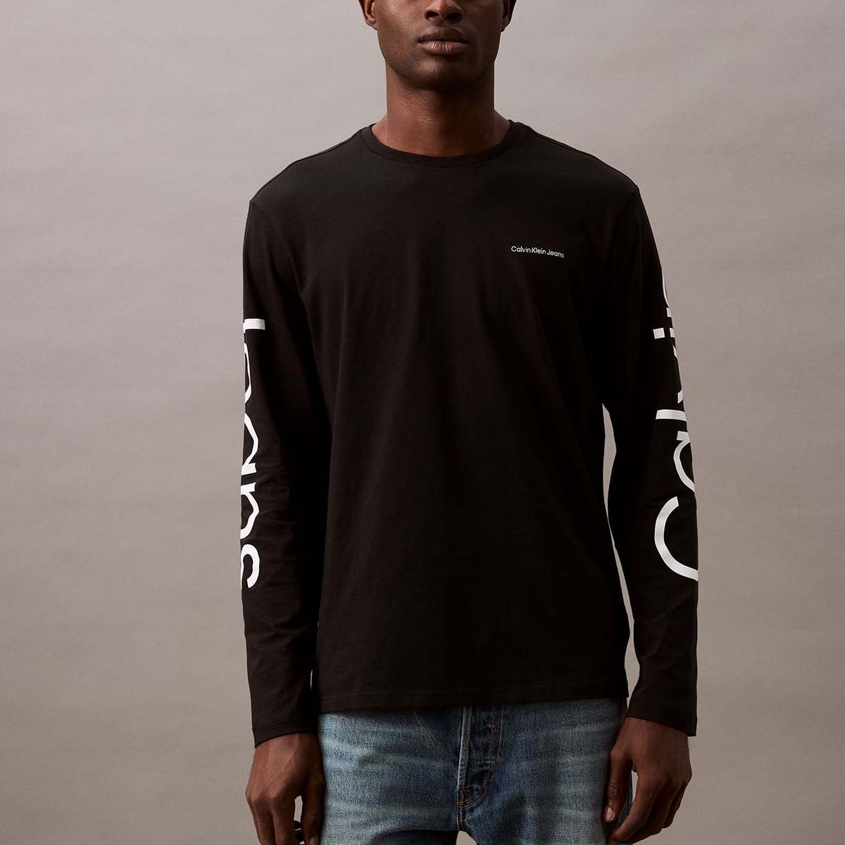 CALVIN KLEIN - Camiseta negra de manga larga con logo viajero Calvin Klein