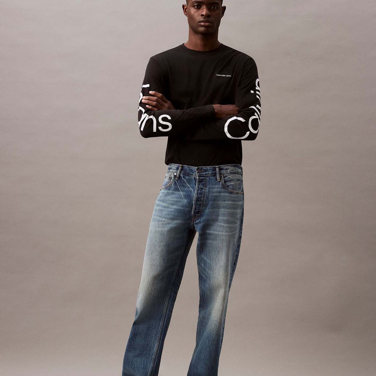 CALVIN KLEIN - Camiseta negra de manga larga con logo viajero Calvin Klein