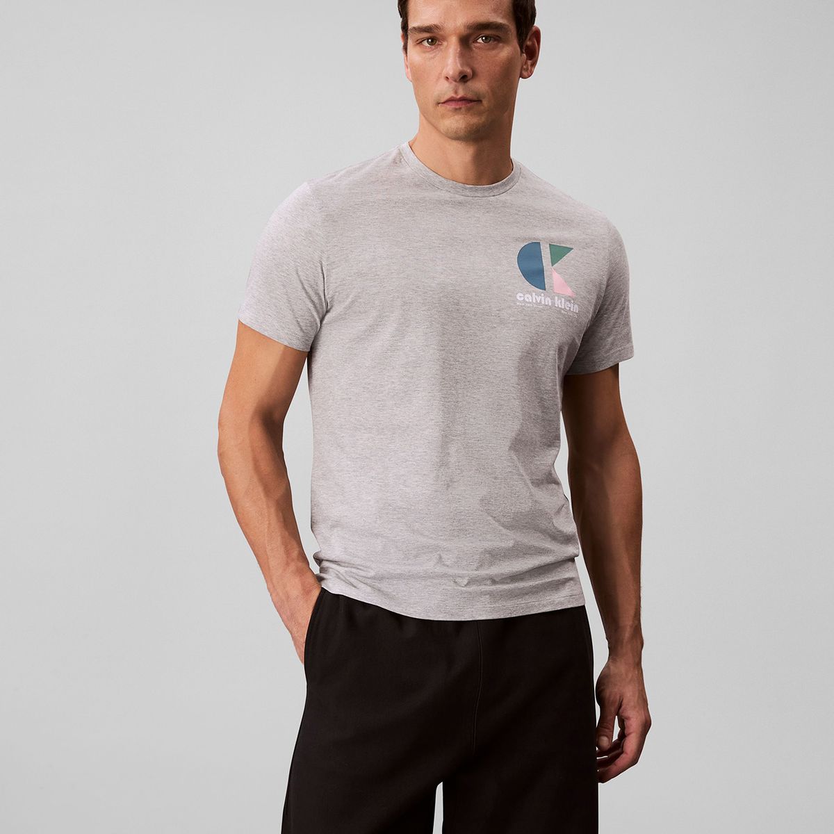 CALVIN KLEIN - Camiseta gris con monograma gráfico Calvin Klein