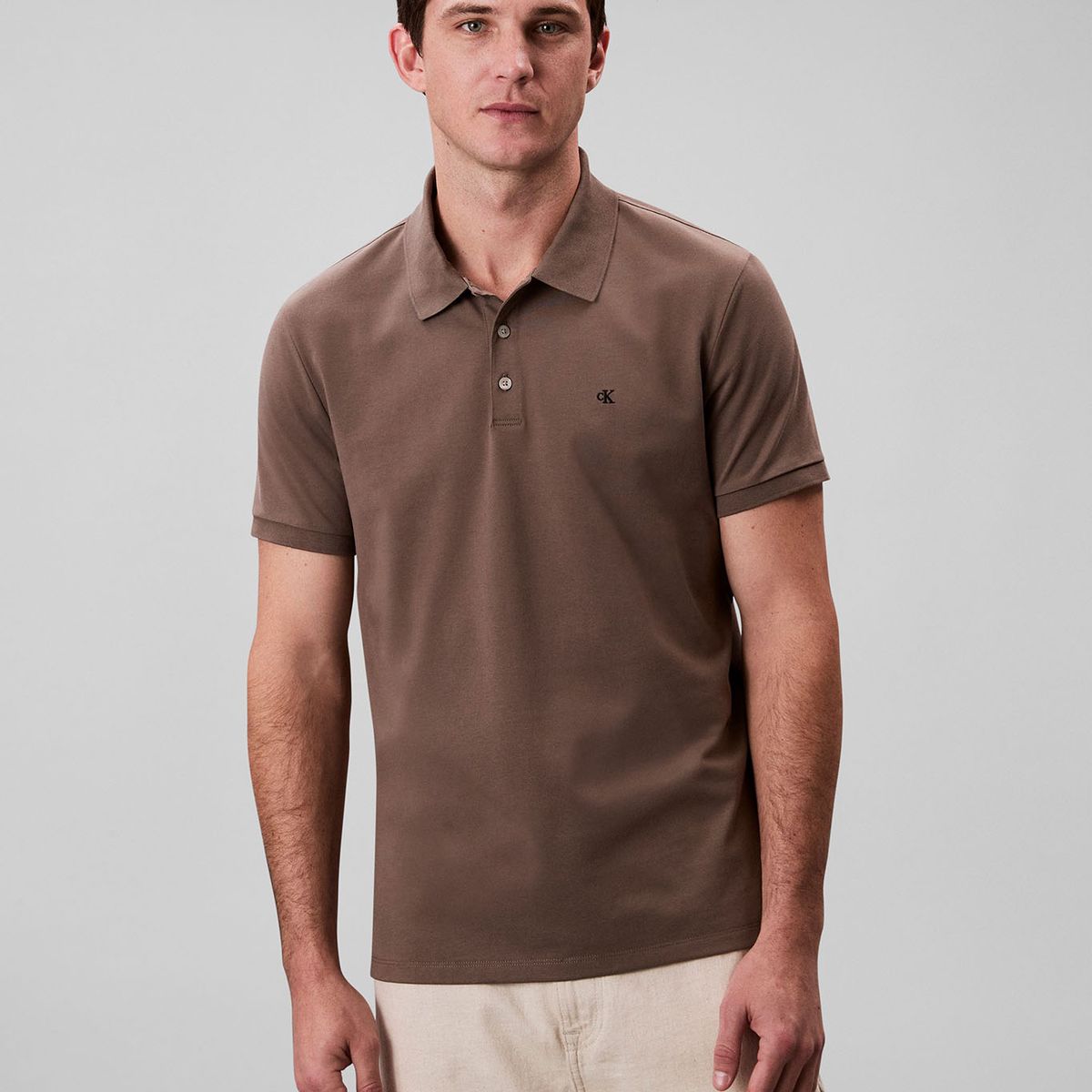 CALVIN KLEIN - Polo chocolate con monograma bordado Calvin Klein