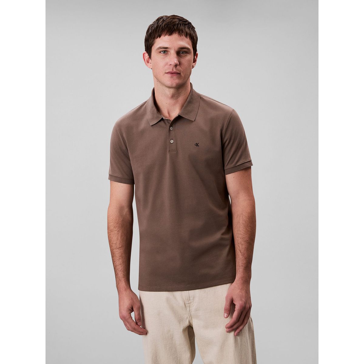 CALVIN KLEIN - Polo chocolate con monograma bordado Calvin Klein