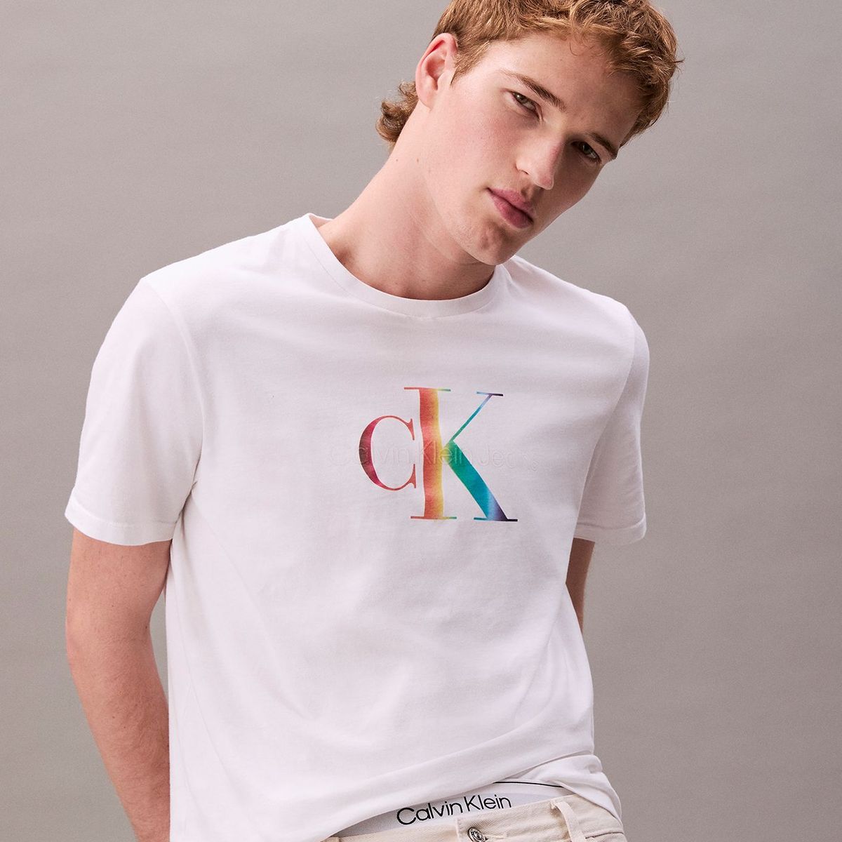 CALVIN KLEIN - Camiseta blanca con monograma arcoíris - Pride Calvin Klein