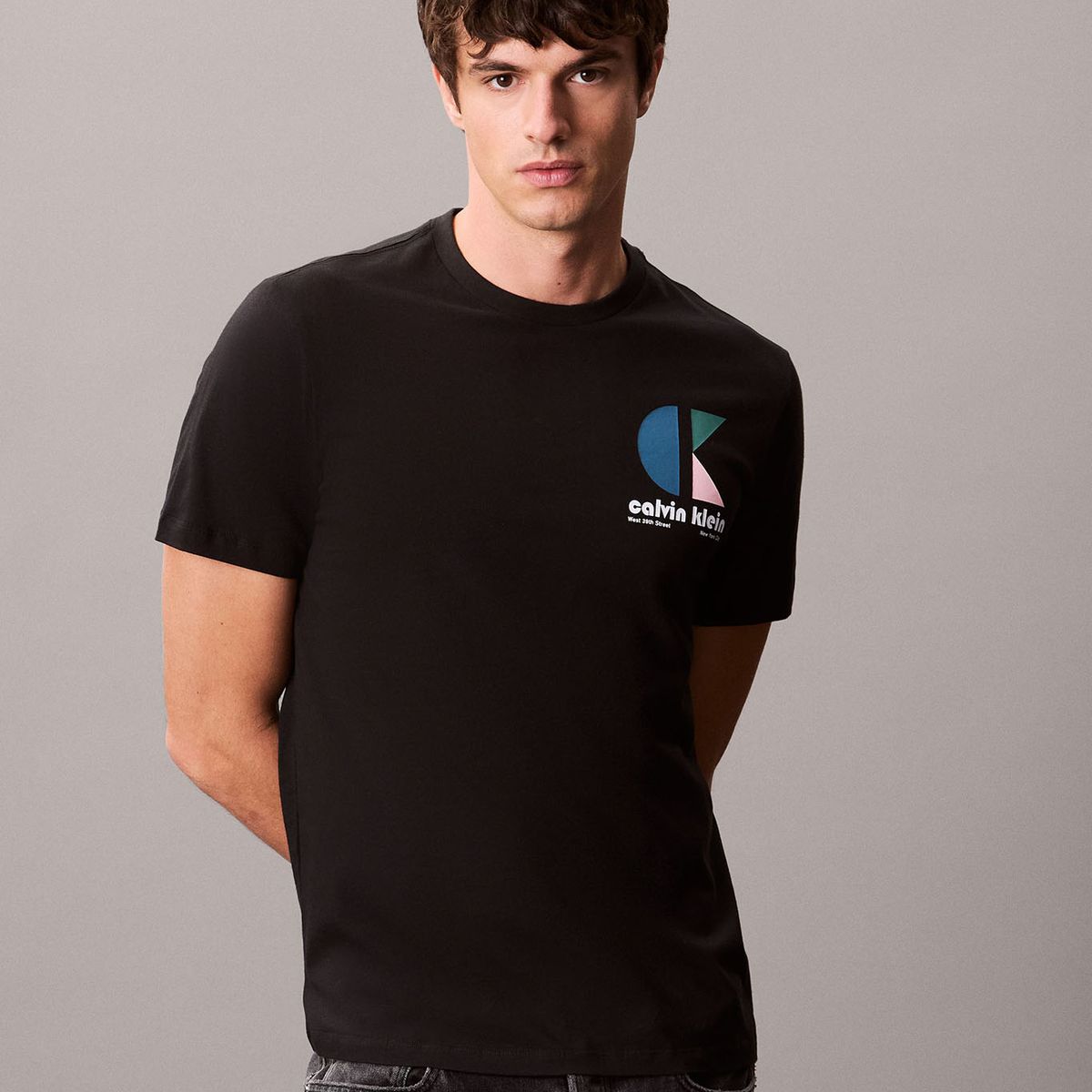 CALVIN KLEIN - Camiseta negra con monograma gráfico Calvin Klein