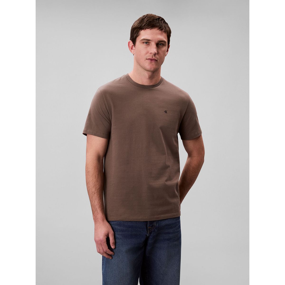 CALVIN KLEIN - Camiseta chocolate de algodón con monograma bordado Calvin Klein