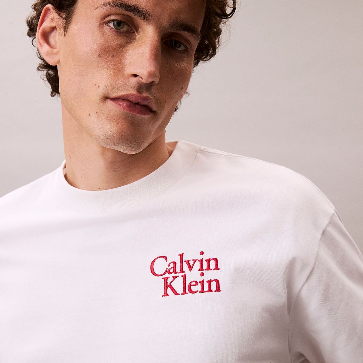 CALVIN KLEIN - Camiseta blanca holgada con logo gráfico con letras Calvin Klein