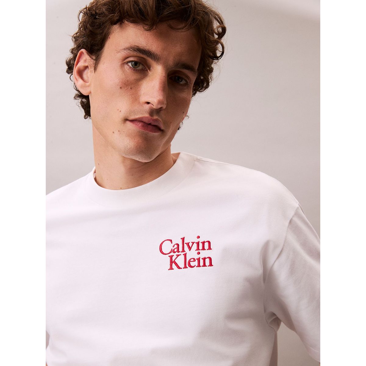 CALVIN KLEIN - Camiseta blanca holgada con logo gráfico con letras Calvin Klein