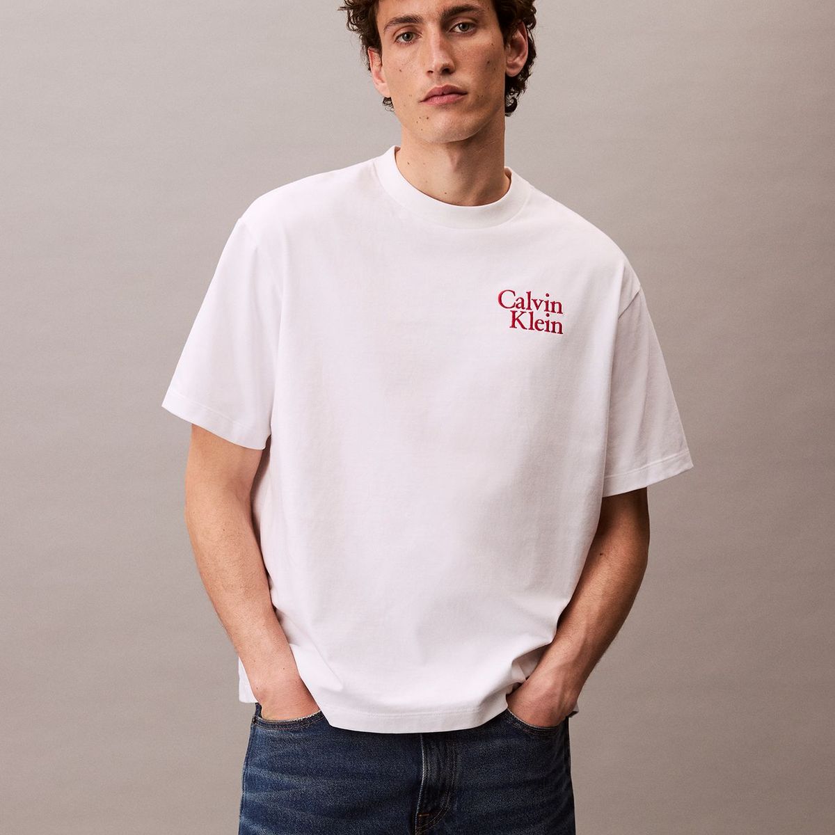 CALVIN KLEIN - Camiseta blanca holgada con logo gráfico con letras Calvin Klein