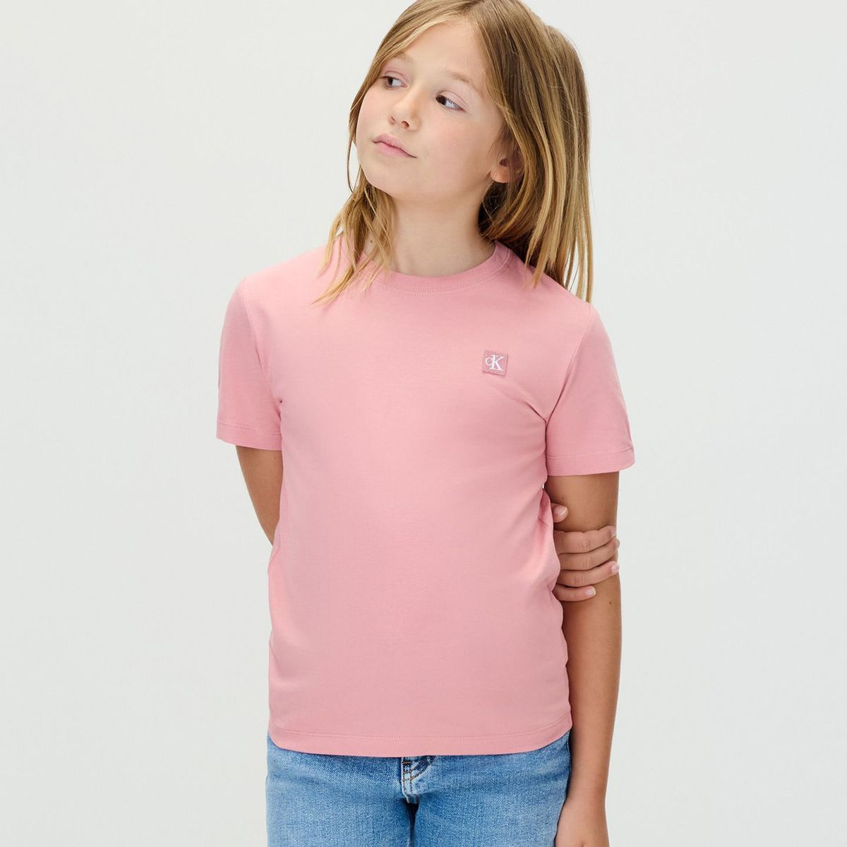 CALVIN KLEIN - Camiseta rosada de manga corta con insignia de logo bordada Calvin Klein