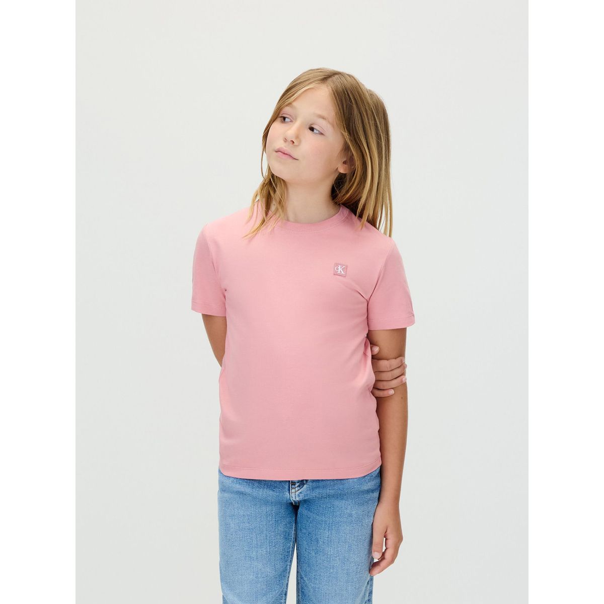 CALVIN KLEIN - Camiseta rosada de manga corta con insignia de logo bordada Calvin Klein