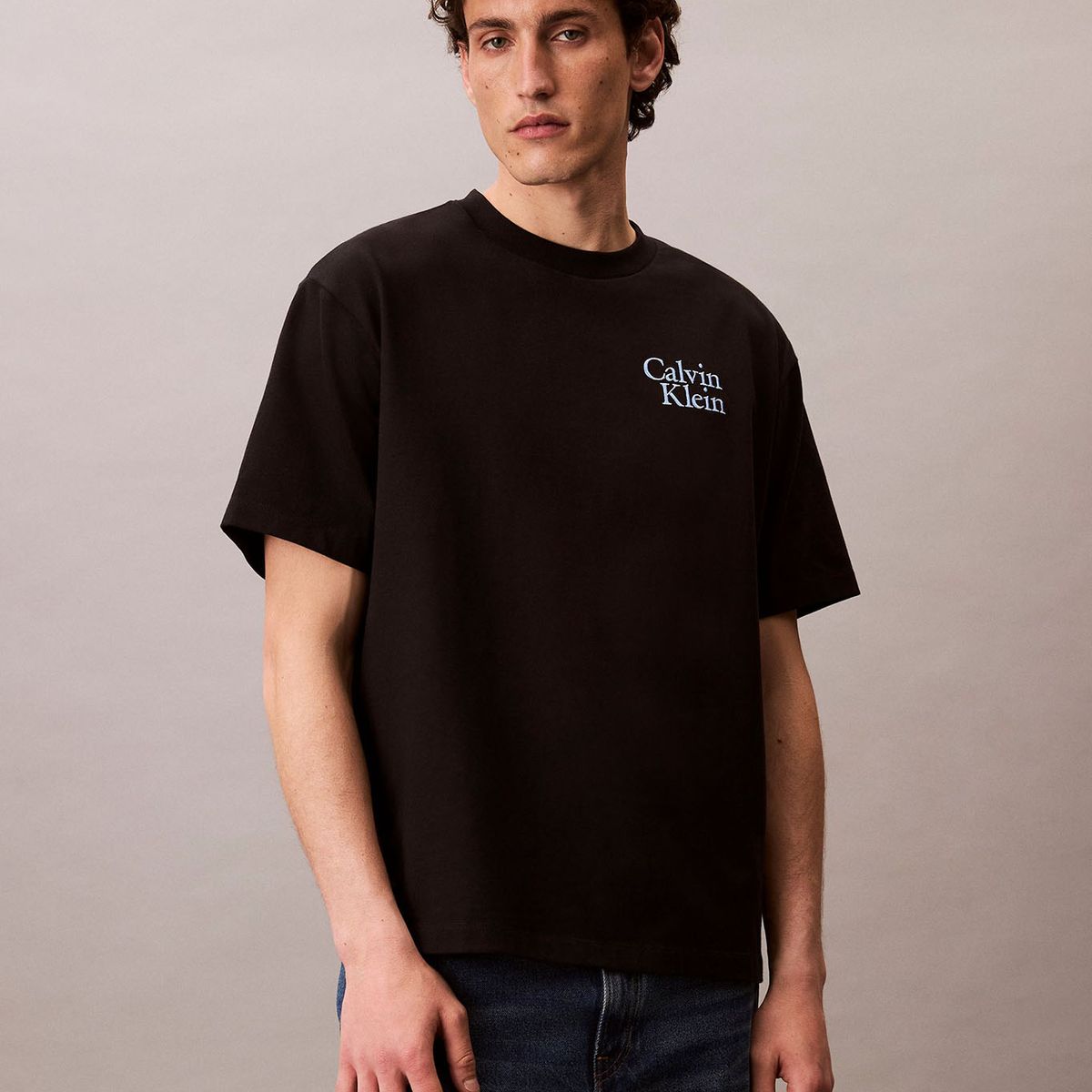 CALVIN KLEIN - Camiseta negra holgada con logo gráfico con letras Calvin Klein