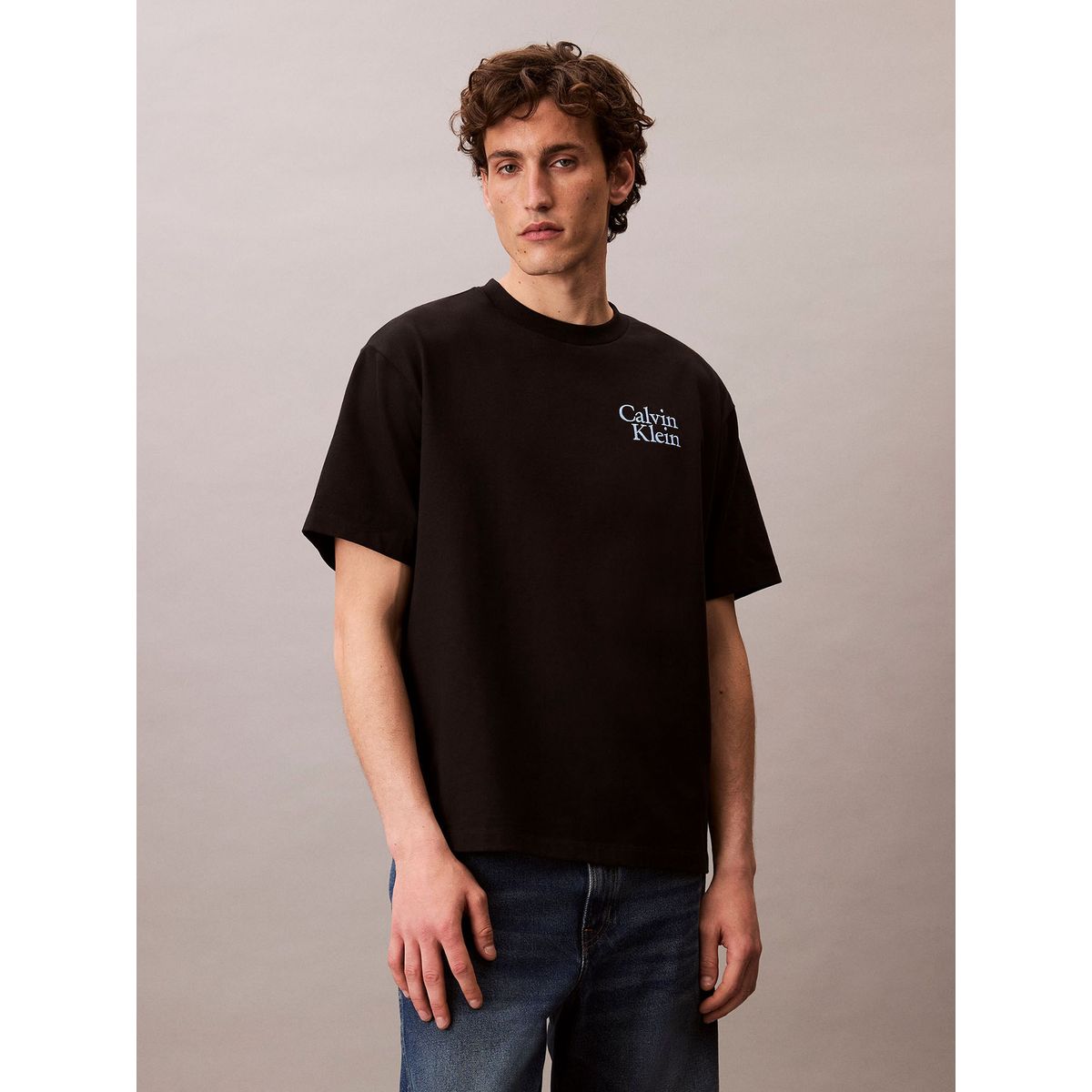 CALVIN KLEIN - Camiseta negra holgada con logo gráfico con letras Calvin Klein