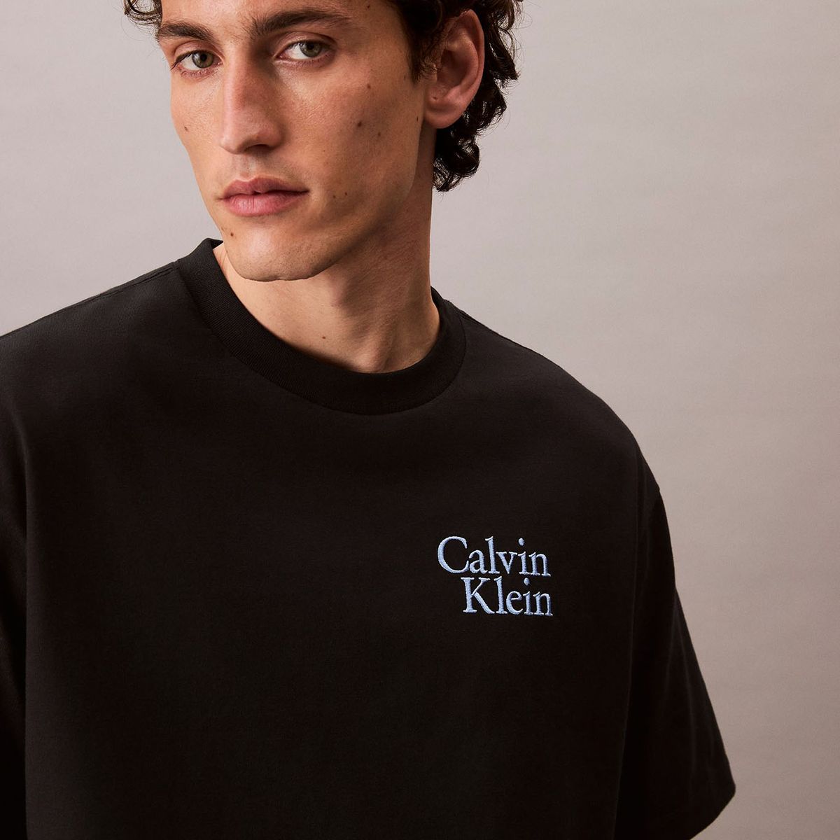 CALVIN KLEIN - Camiseta negra holgada con logo gráfico con letras Calvin Klein