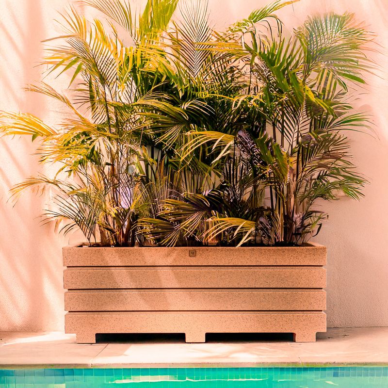 FORA DESIGN - Matera de plástico Argo Acanalada tamaño mediano color arena