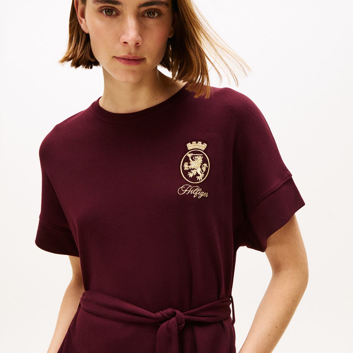 TOMMY HILFIGER - Vestido rojo con cinturón anudable y logo gráfico dorado Tommy Hilfiger