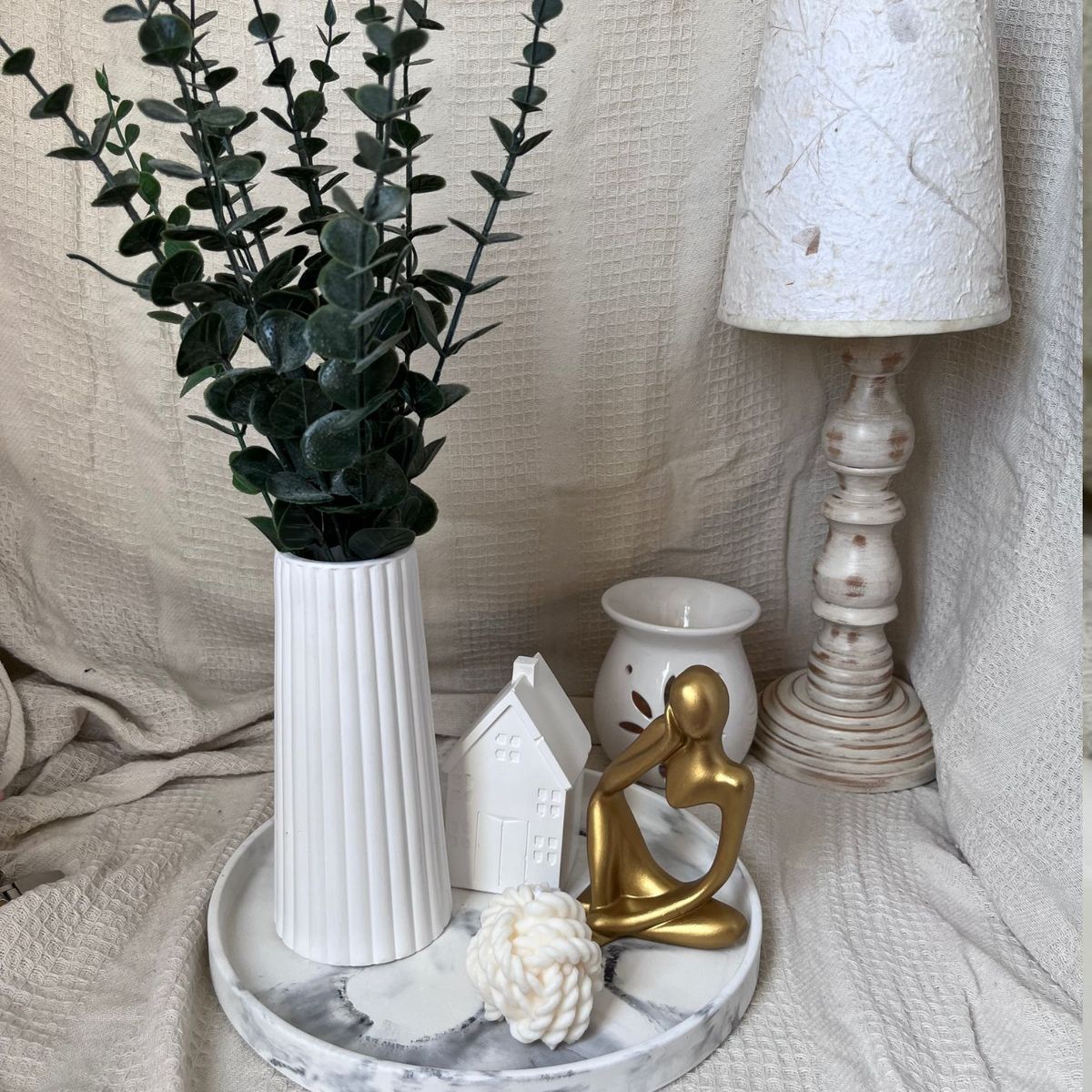 DECORACIONES ALE Y GABI - CENTRO DE MESA JARRÓN BASE, VELA,ADORNOS Y  FLORES ALE