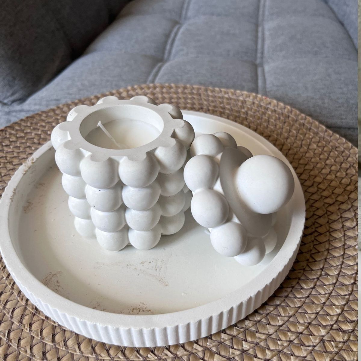 DECORACIONES ALE Y GABI - Vela Decorativa en recipiente de Concreto con tapa Burbuja Blanca 9x10cms