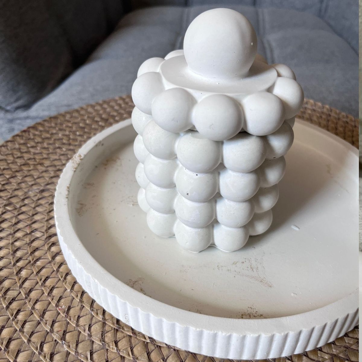 DECORACIONES ALE Y GABI - Vela Decorativa en recipiente de Concreto con tapa Burbuja Blanca 9x10cms