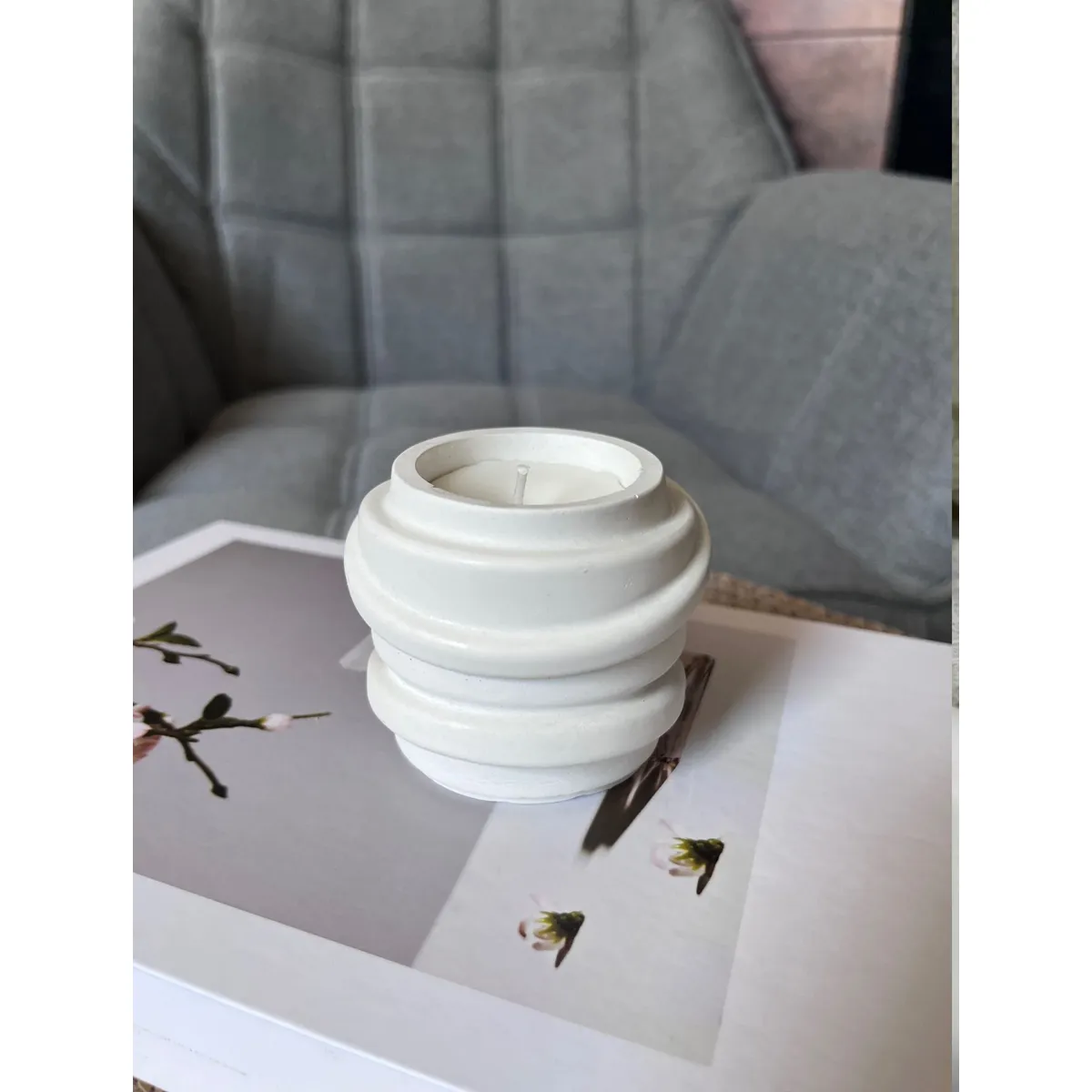 DECORACIONES ALE Y GABY - Vela Decorativa Recipiente Concreto Arial Blanca 8x9cms
