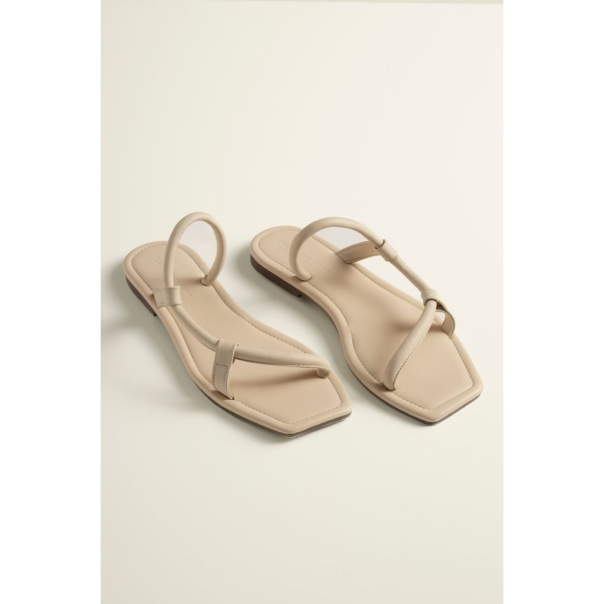 TOUCHE BALNEAIRE - Sandalias planas en cuero color marfil 0S48B61