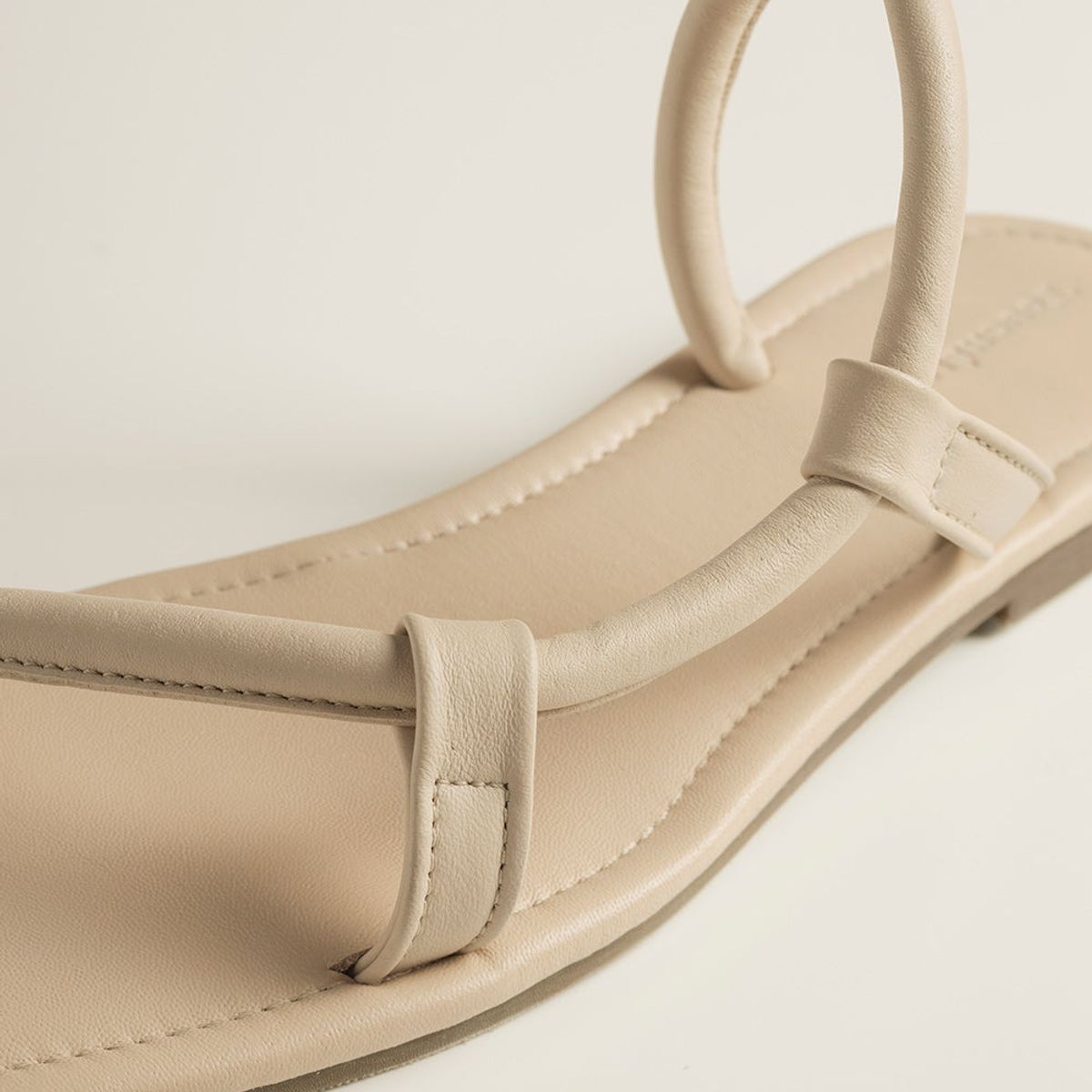 TOUCHE BALNEAIRE - Sandalias planas en cuero color marfil 0S48B61