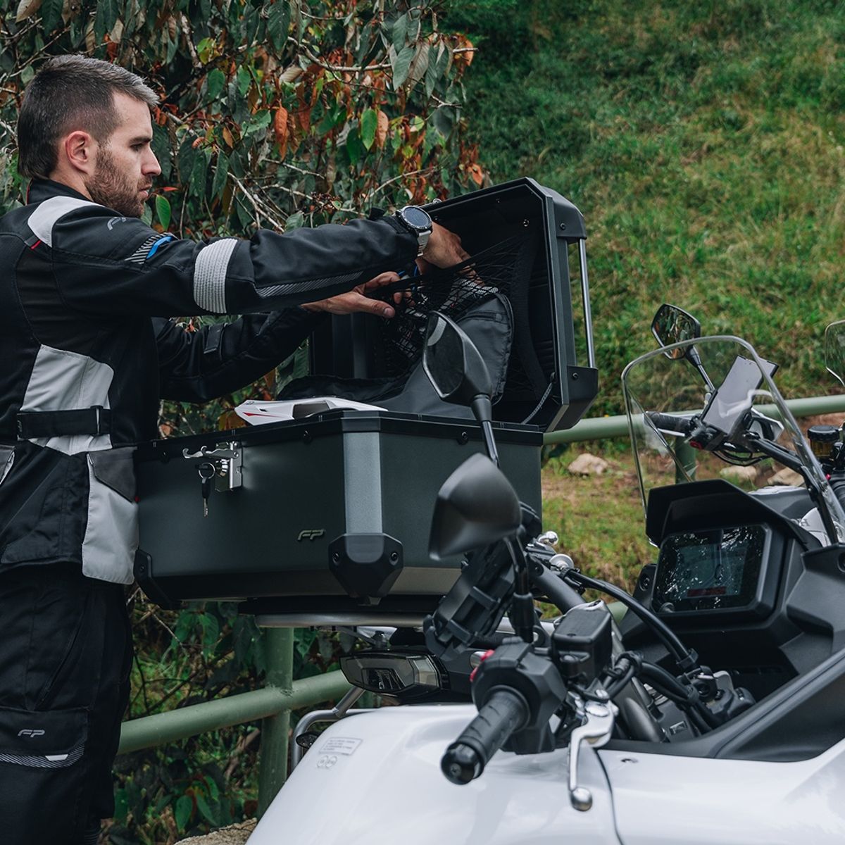 FIRE PARTS - MALETERO PARA MOTO FP MAVERICK 3.0 60 LITROS NEGRO PARA DOS CASCOS