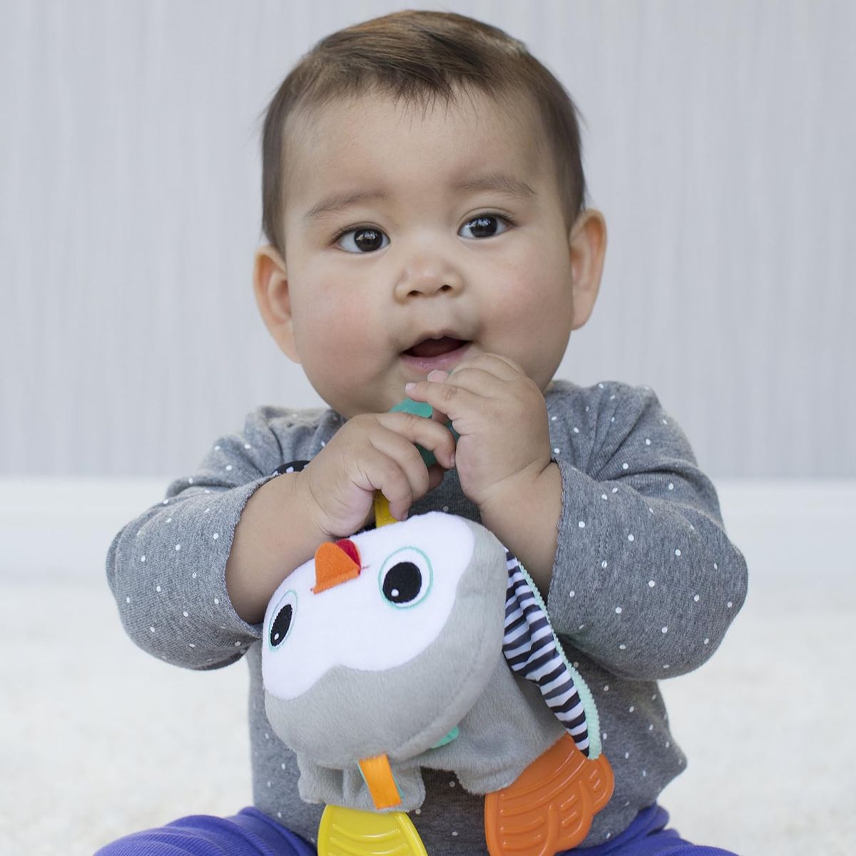 INFANTINO - Juguete Sensorial Pingüino Con Texturas Y Mordedor Bebés