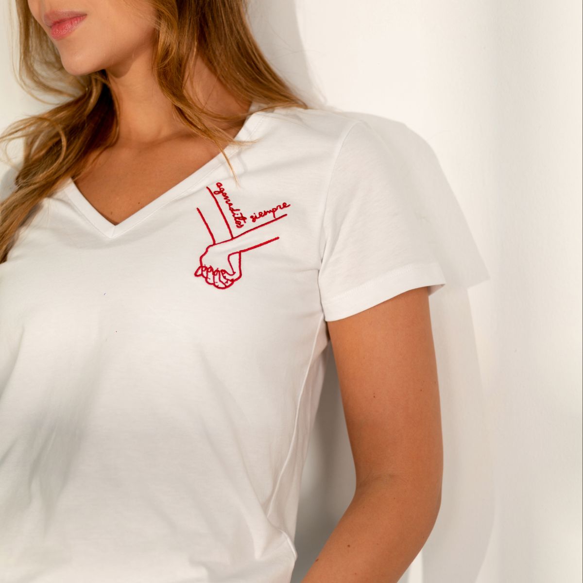 PEACE OF MIND - Agarraditos Siempre Embroidered V-Neck Tee