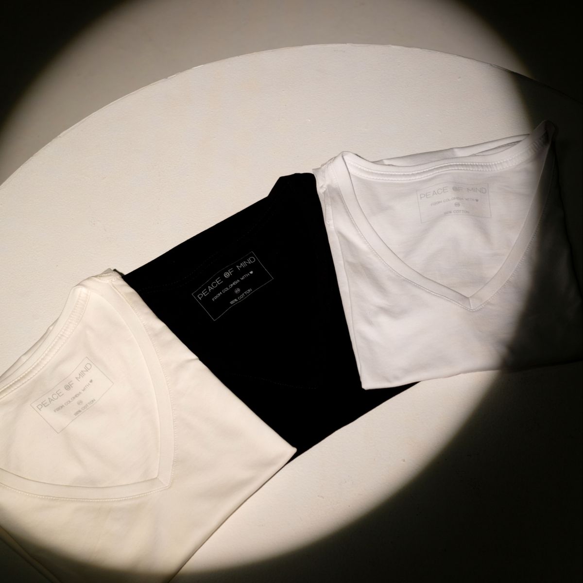 PEACE OF MIND - Básica Algodón Pima V-Neck Tee