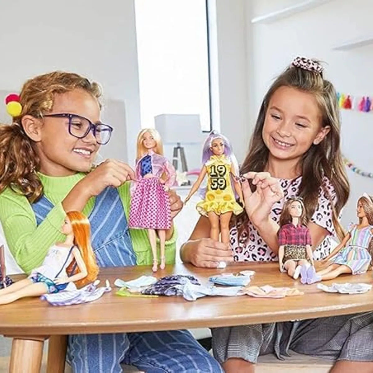 BARBIE - Barbie Ropa - 2 Conjuntos y 2 Accesorios para Muñeca Modelo 2