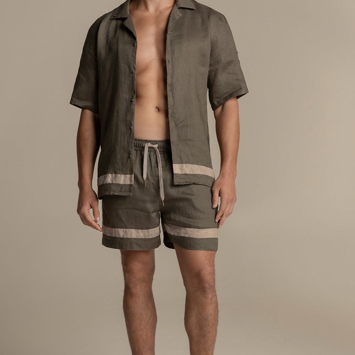 ILOT - Short Faro en lino bloques en verde militar y arena BH61V61