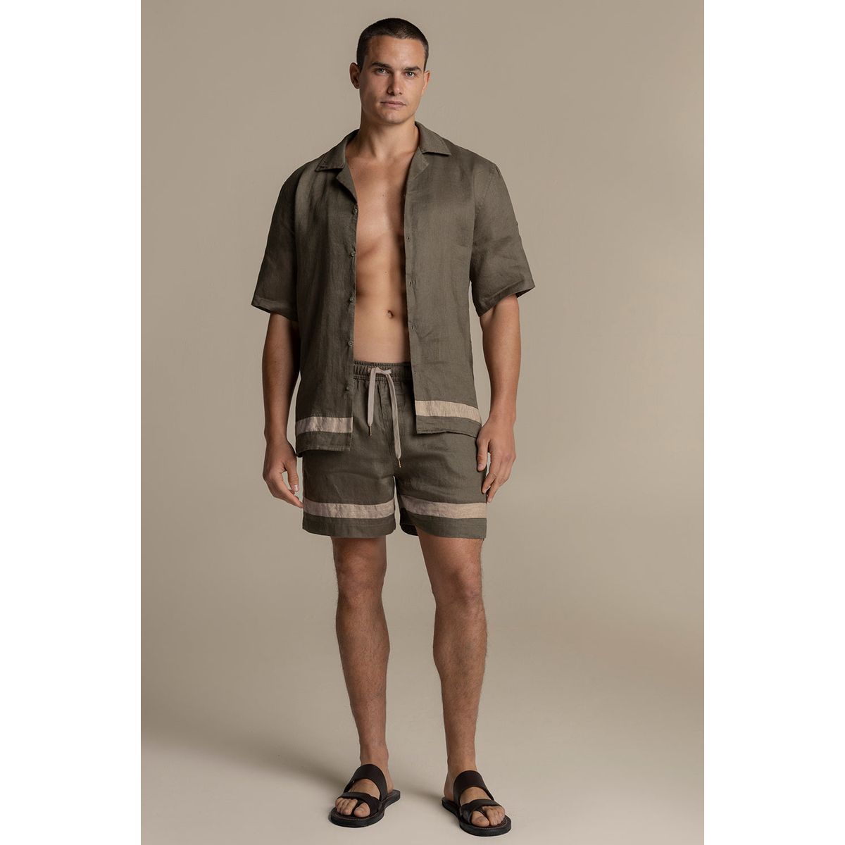 ILOT - Short Faro en lino bloques en verde militar y arena BH61V61