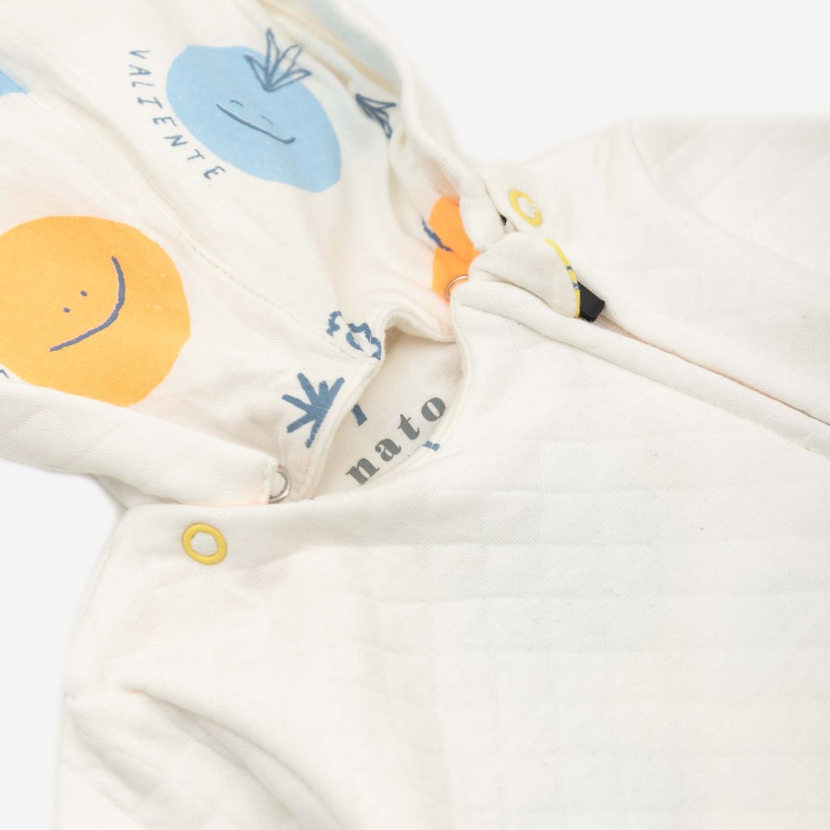 NATO - Talego Colección La Magia de Ser pijama color ivory con capota removible y forro estampado de caritas en interior