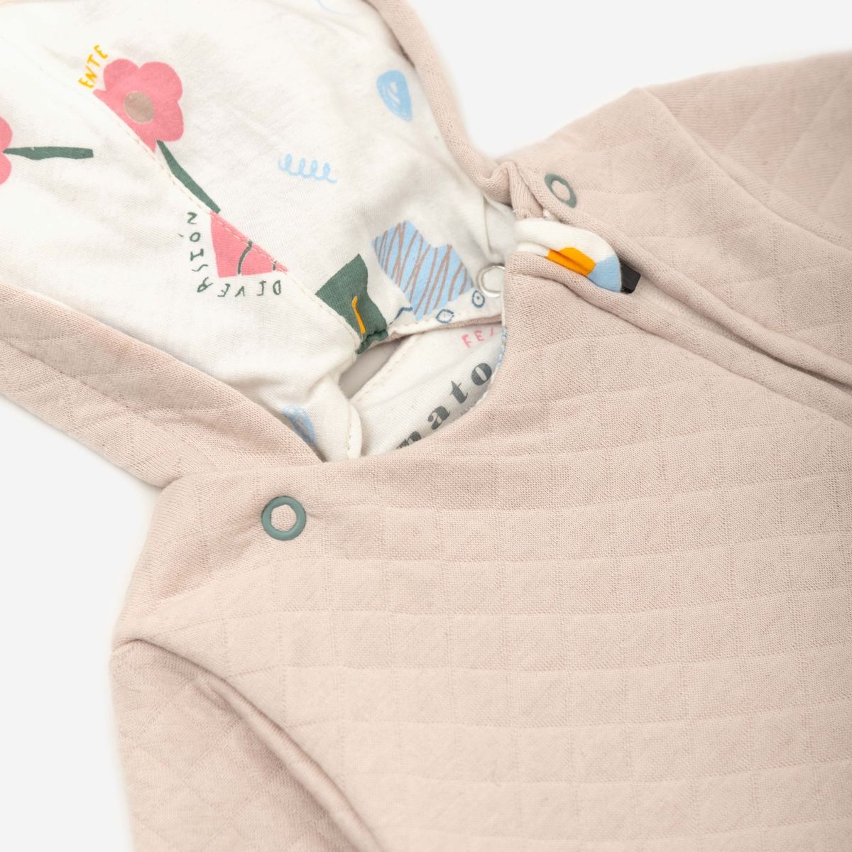 NATO - Talego Colección La Magia de Ser pijama color crudo con capota removible y forro estampado de helados en interior