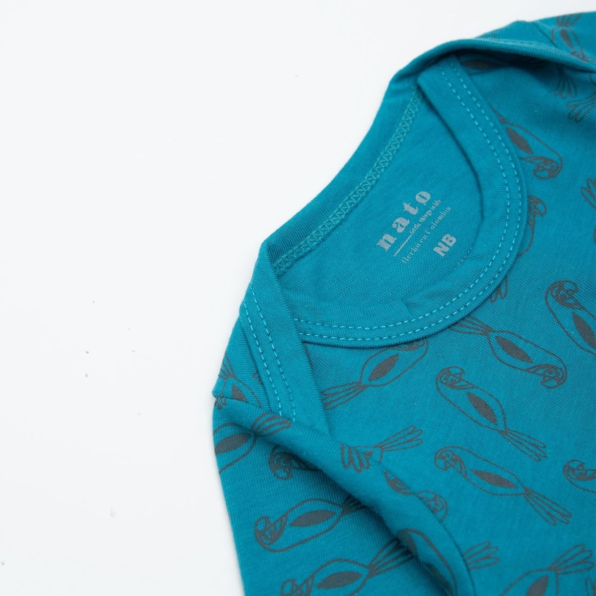 NATO - Body manga larga para bebé color aguamarina con estampado en loros marca Nato de la colección Ambiental