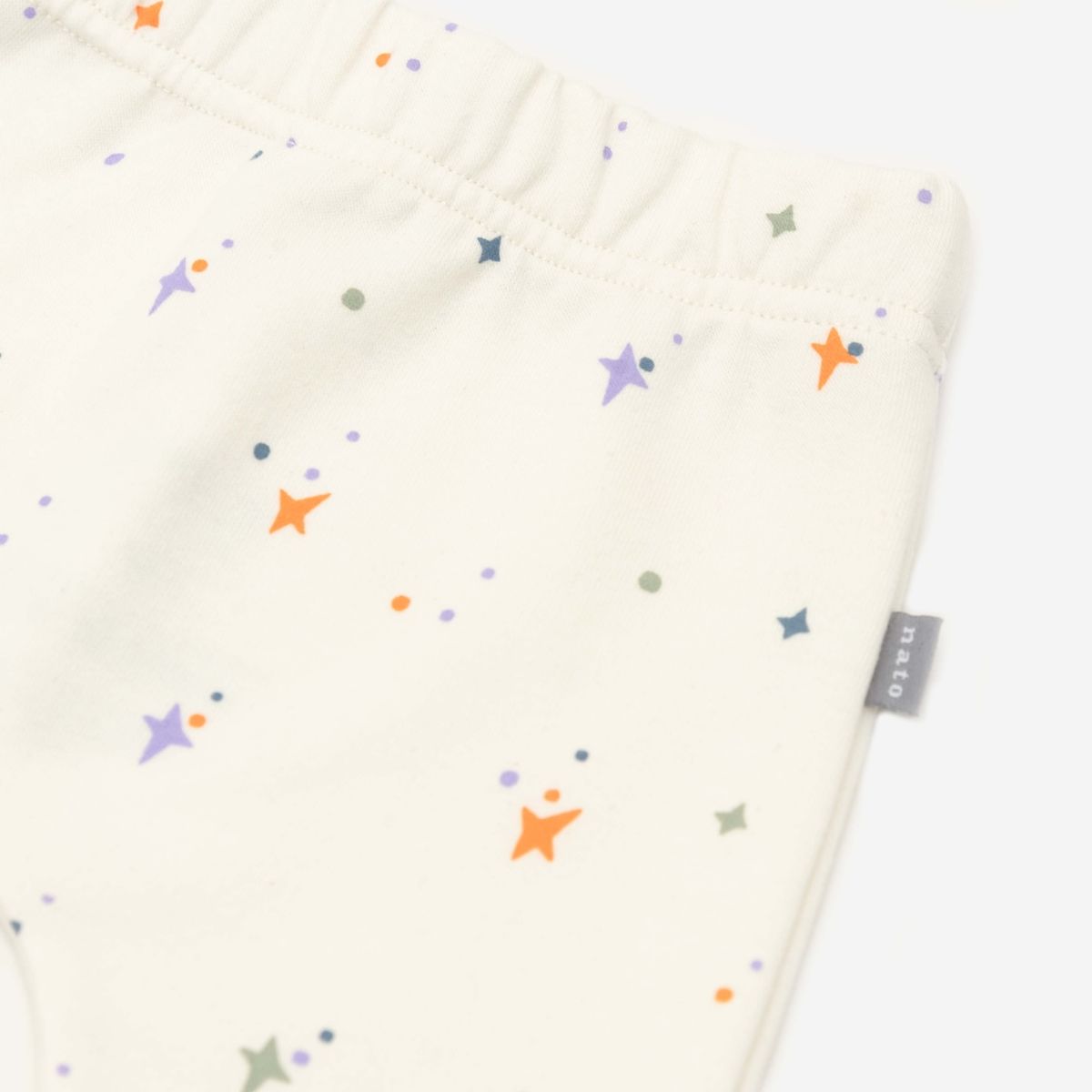 NATO - Pantalón para bebé color blanco con estampado en estrellas marca Nato