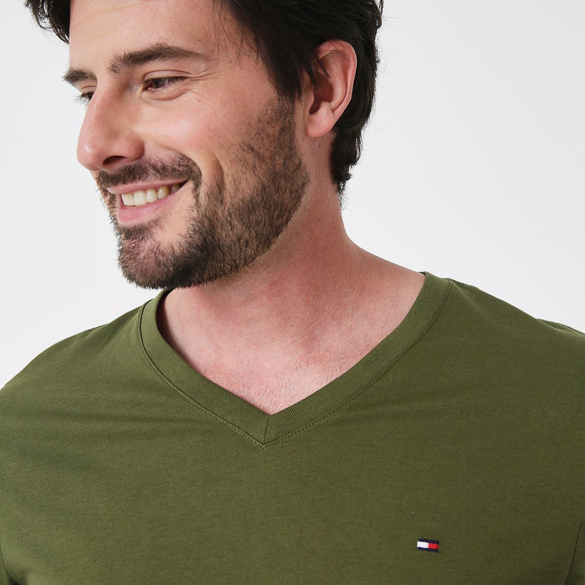 TOMMY HILFIGER - Camiseta verde Essential en cuello v Tommy Hilfiger