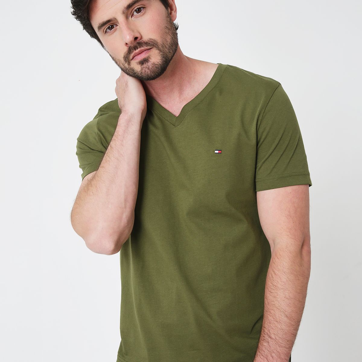 TOMMY HILFIGER - Camiseta verde Essential en cuello v Tommy Hilfiger