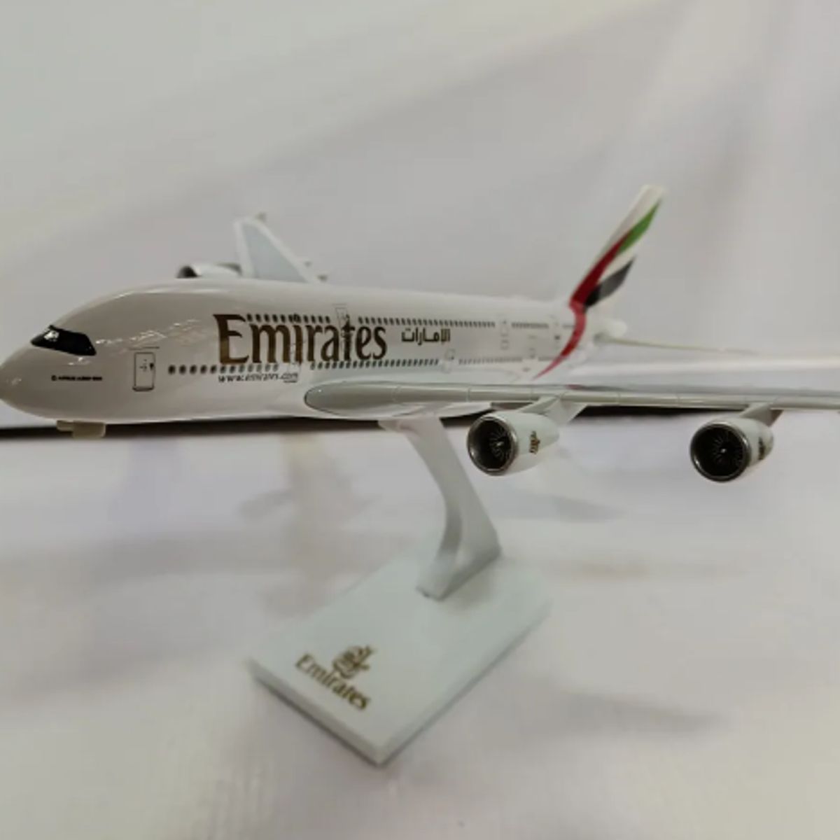 GENERICO - Avion Airbus A380 Emirates Escala 1136