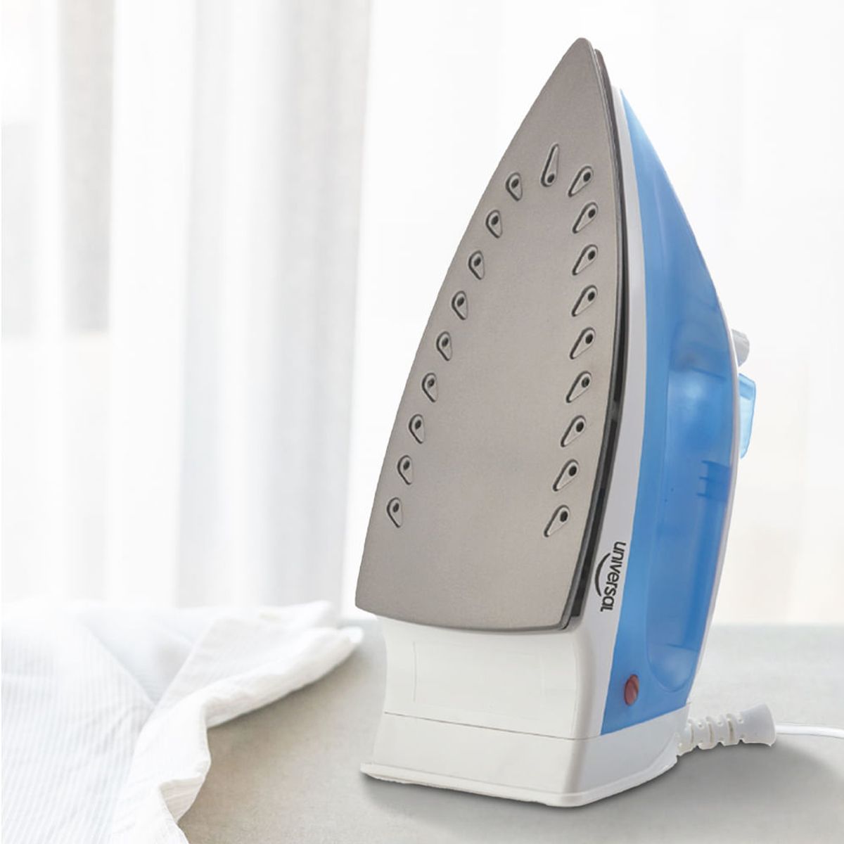 UNIVERSAL - Plancha a Vapor Extralite con 19 salidas de vapor, 3 niveles de temperatura, superficie en aluminio con recubrimiento antiadherente