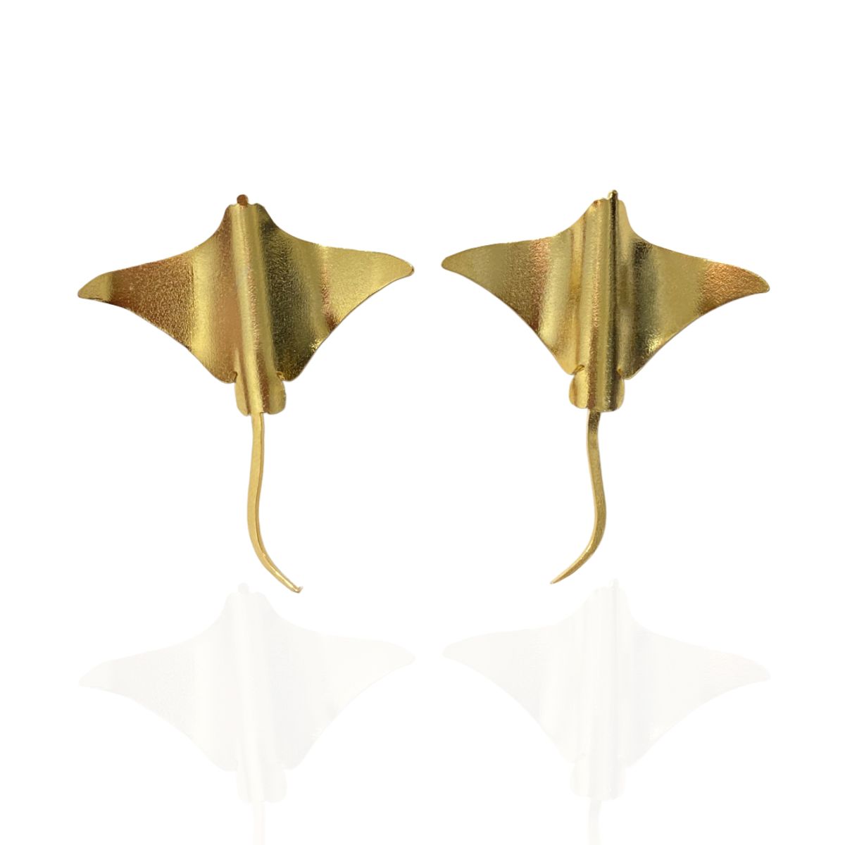 MERAKI - Aretes mujer de Mantarraya livianos bañados en oro 24kt - Aretes medianos