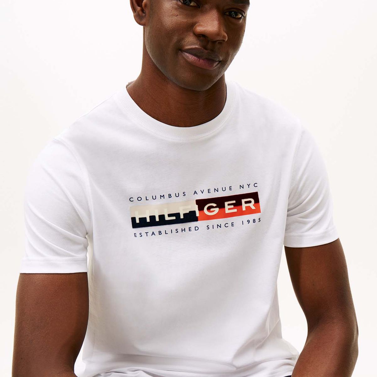 TOMMY HILFIGER - Camiseta blanca con logo colorblock estampado en el pecho Tommy Hilfiger